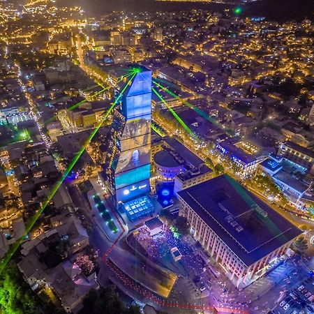 The Biltmore Tbilisi Hotel Kültér fotó Aerial view of the building at night