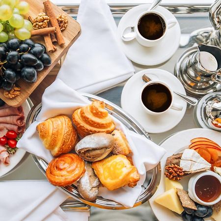 The Biltmore Tbilisi Hotel Kültér fotó A continental breakfast