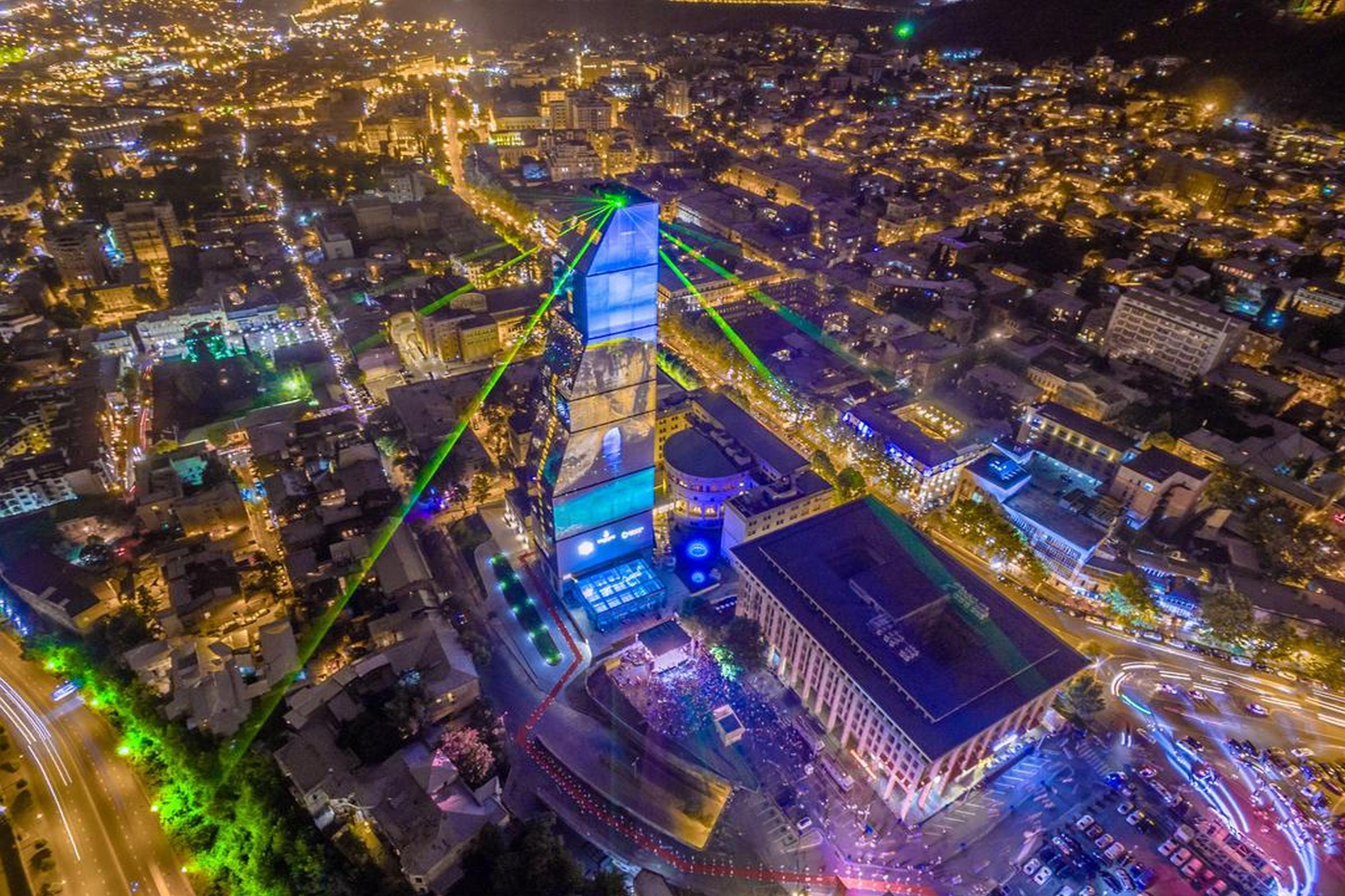 The Biltmore Tbilisi Hotel Kültér fotó Aerial view of the building at night