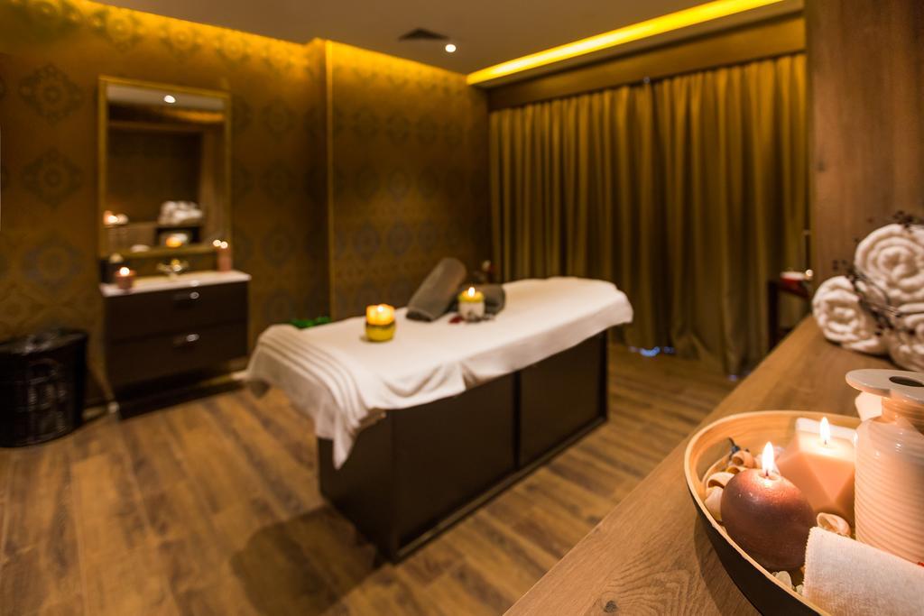 The Biltmore Tbilisi Hotel Kültér fotó A spa treatment room