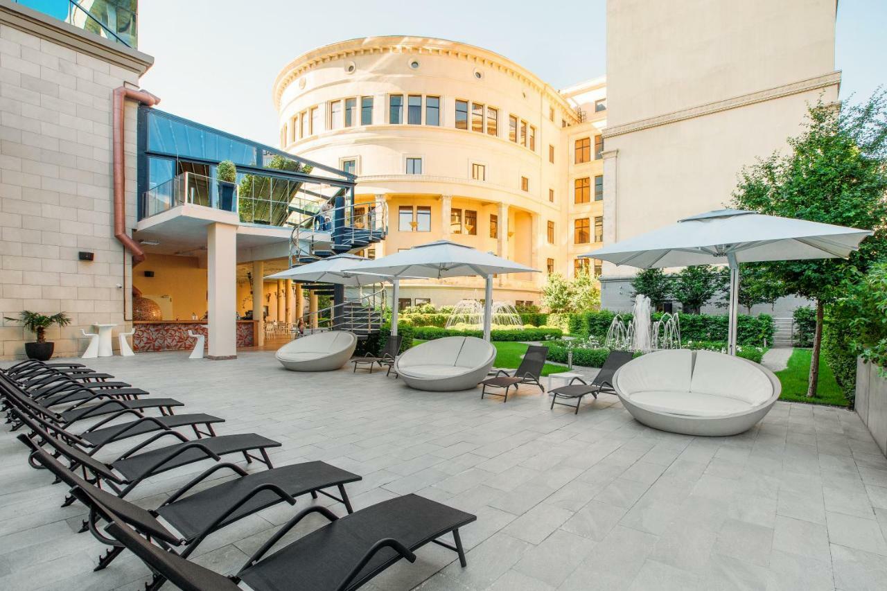 The Biltmore Tbilisi Hotel Kültér fotó The hotel's pool